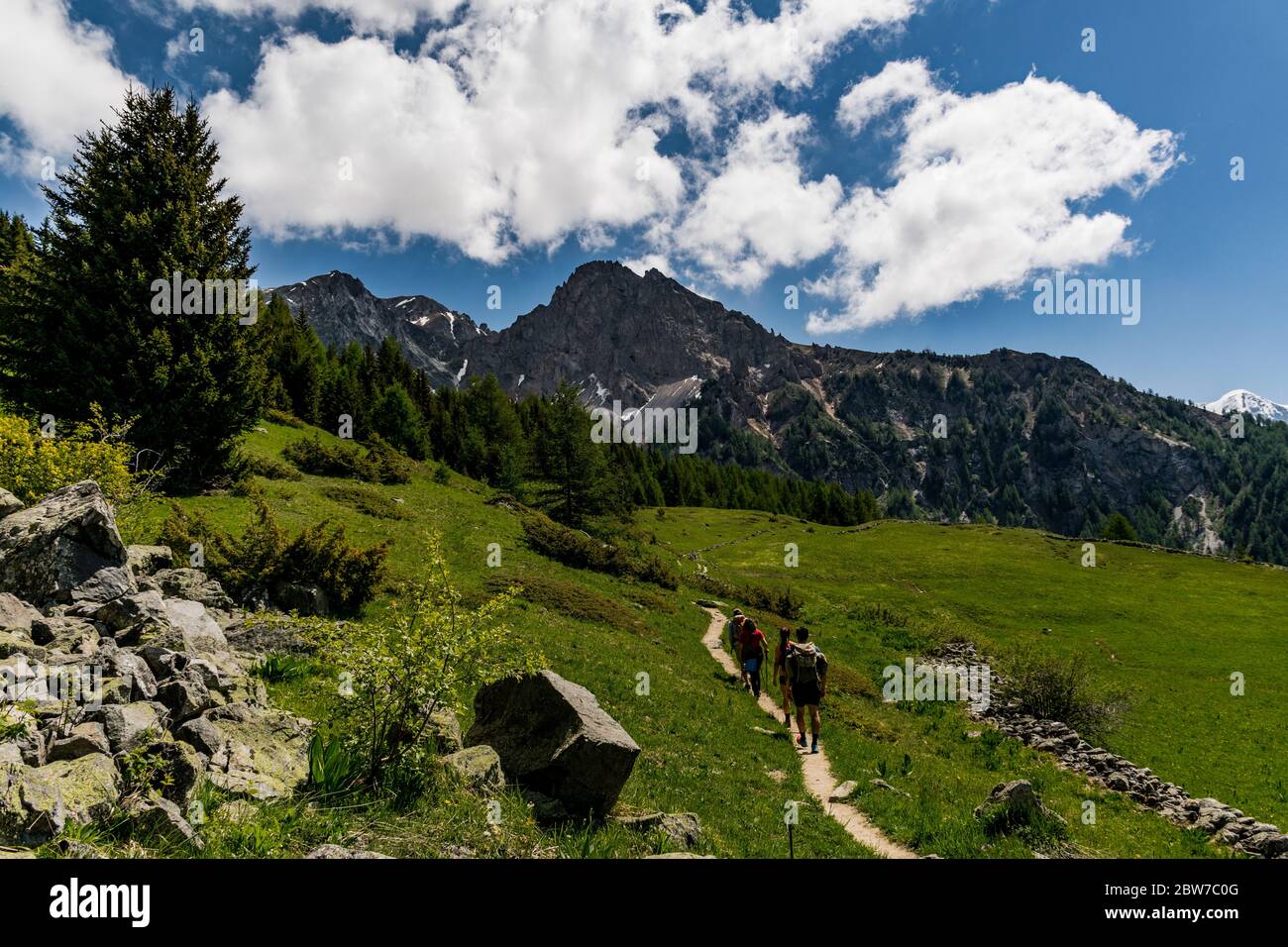 Stile di vita francese, un gruppo di escursionisti locali nelle Alpi francesi. Foto Stock