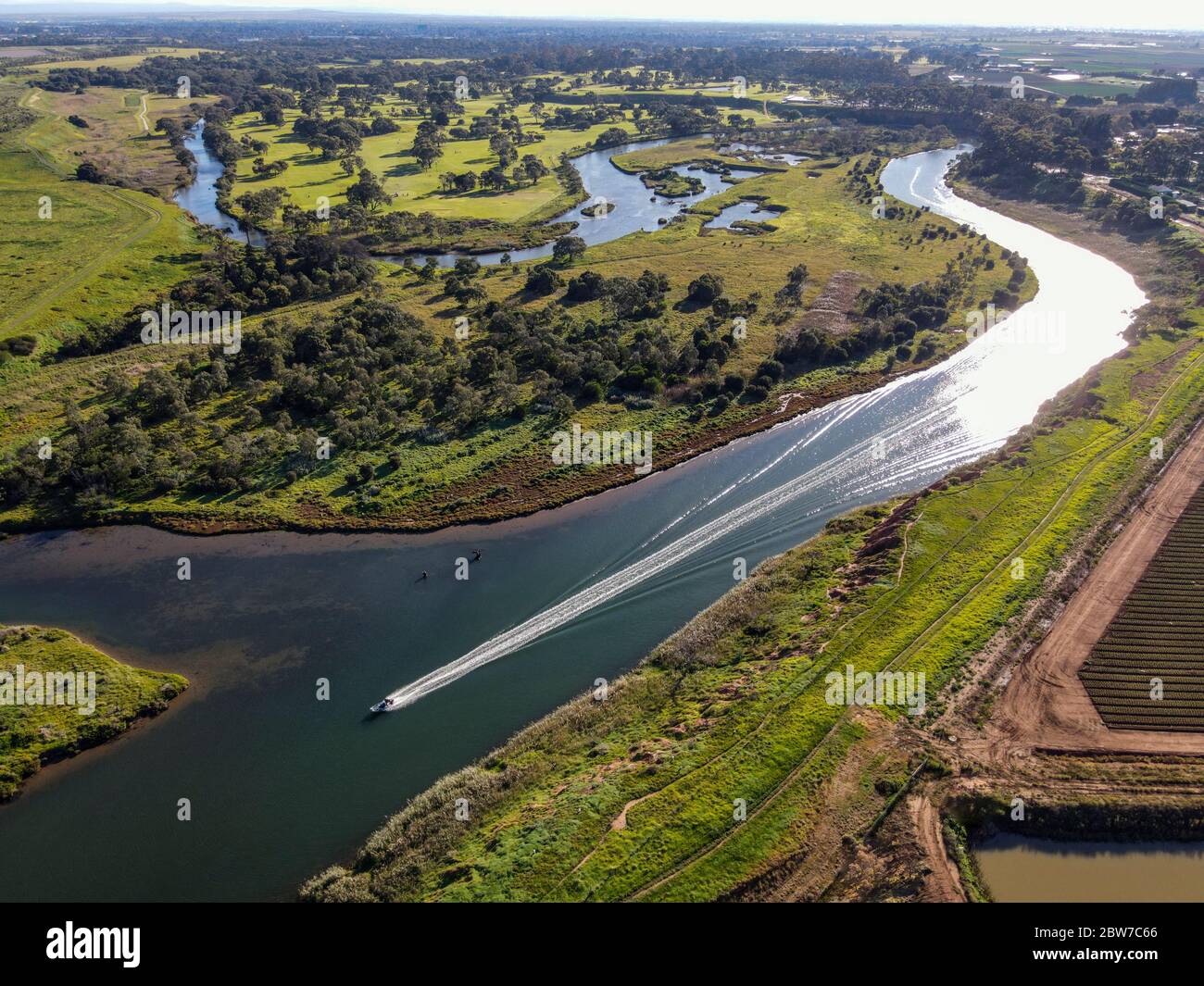 Motoscafo sul fiume Werribee Werribee South K Road Cliffs in giornata di sole Foto Stock