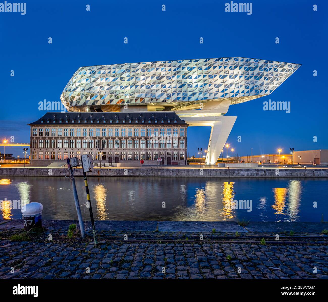 Una vista sull'edificio della Port House di Anversa da Zaha Hadid subito dopo il tramonto. Foto Stock