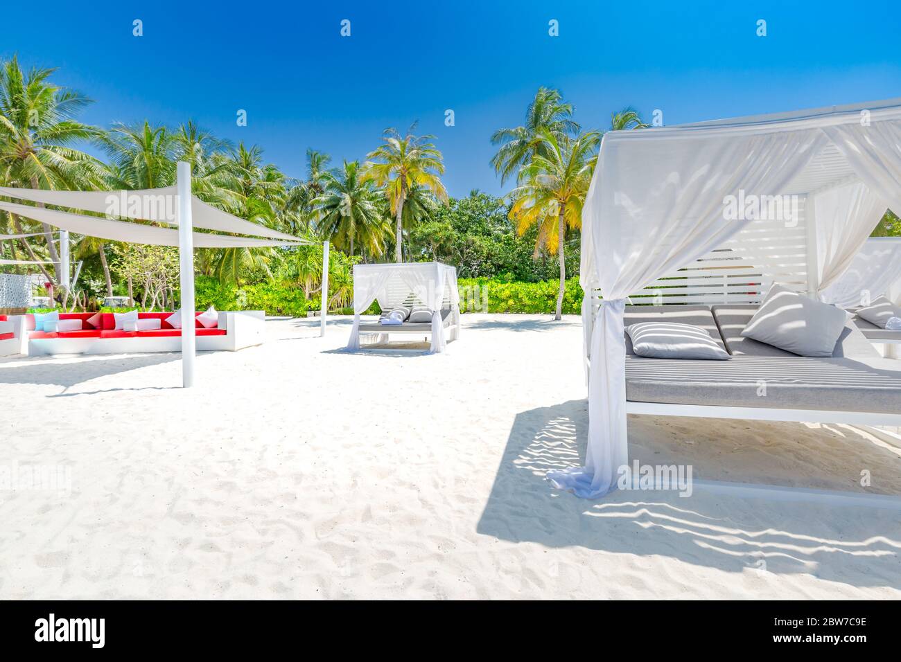 Baldacchino su spiaggia esotica scena. Canopy spiaggia bianca. Tende da spiaggia di lusso in un resort tropicale. Incredibile spiaggia tropicale con baldacchino bianco Foto Stock