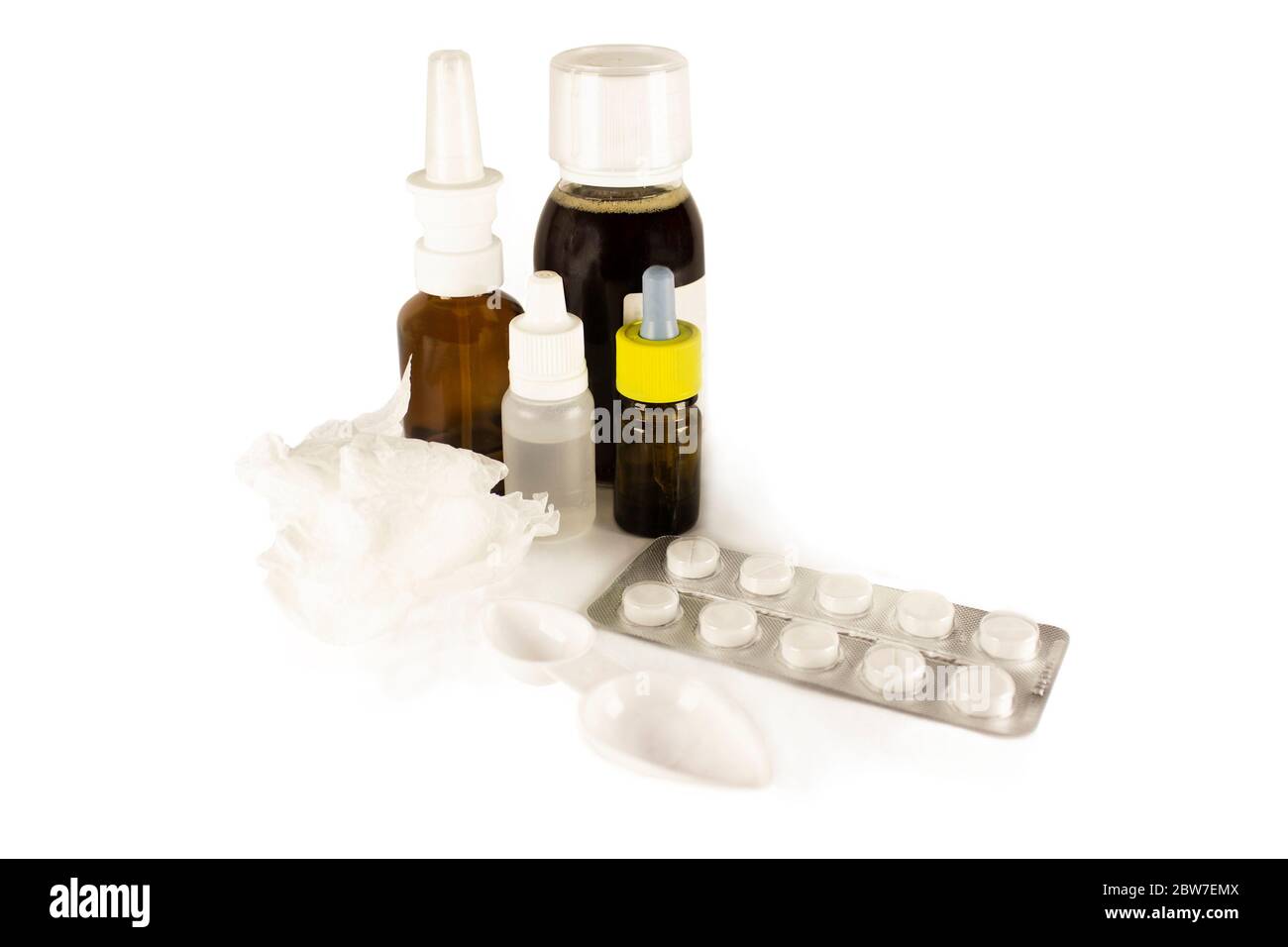 Trattamento di raffreddori e influenza. Vari farmaci, pillole fredde, spray alla gola, gocce nasali, e un tovagliolo di carta su sfondo bianco. Trattamento dell'afflusso Foto Stock