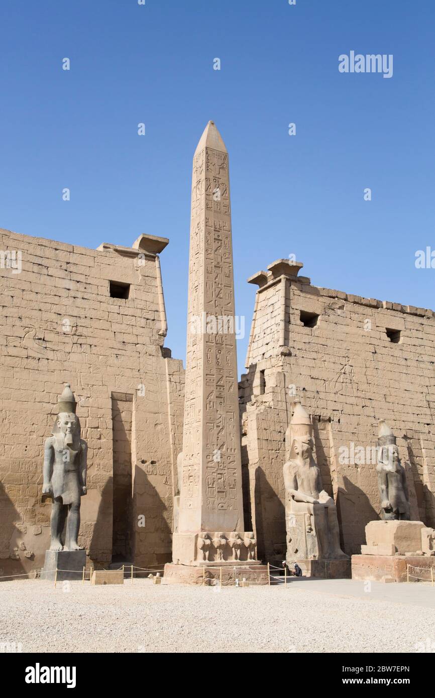 Colossi di Ramses II di fronte a Pylon, Obelisco, Tempio di Luxor, Sito Patrimonio dell'Umanità dell'UNESCO, Luxor, Egitto Foto Stock