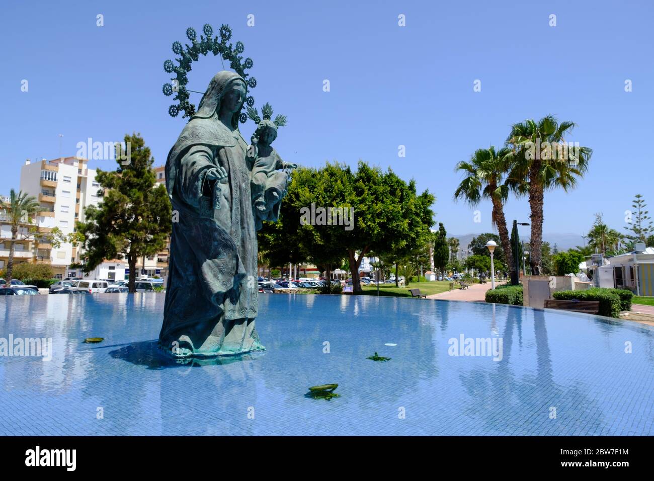 Statua di Nuestra Senora del Carmen sul lungomare e sulla spiaggia di Torre del Mar, Axarquia, Malaga, Andalusia, Costa del Sol, Spagna, Europa Foto Stock