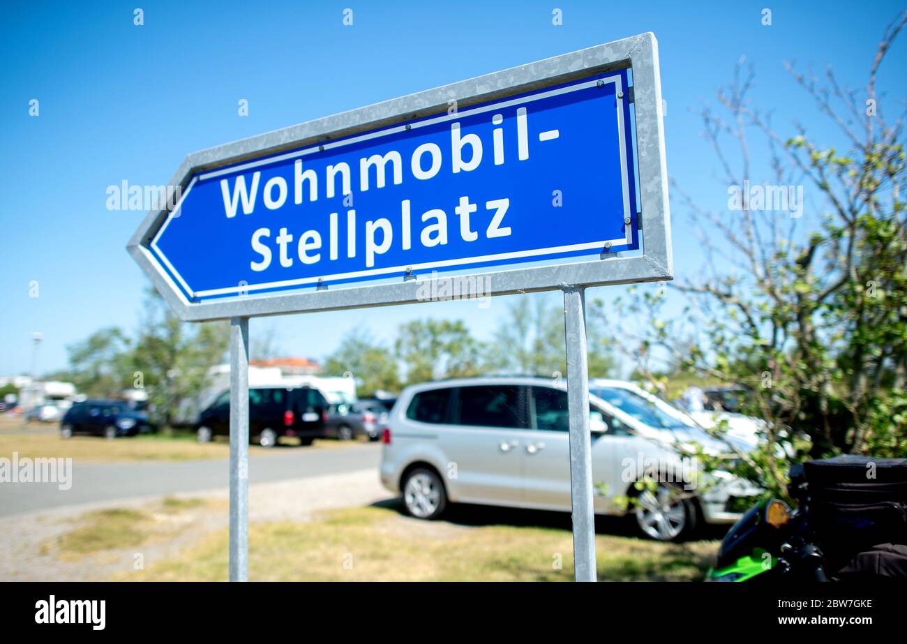Schillig, Germania. 30 maggio 2020. Un cartello con l'iscrizione 'Wohnmobil-Stellplatz' è collocato su un parcheggio per gli ospiti giornalieri in spiaggia. Poiché i parcheggi regolari sono per lo più completamente prenotati a causa della ridotta capacità, i primi posti sulla costa del Mare del Nord nella bassa Sassonia hanno avviato misure contro i campeggiatori selvatici per il fine settimana Whitsun. Credit: Hauke-Christian Dittrich/dpa/Alamy Live News Foto Stock