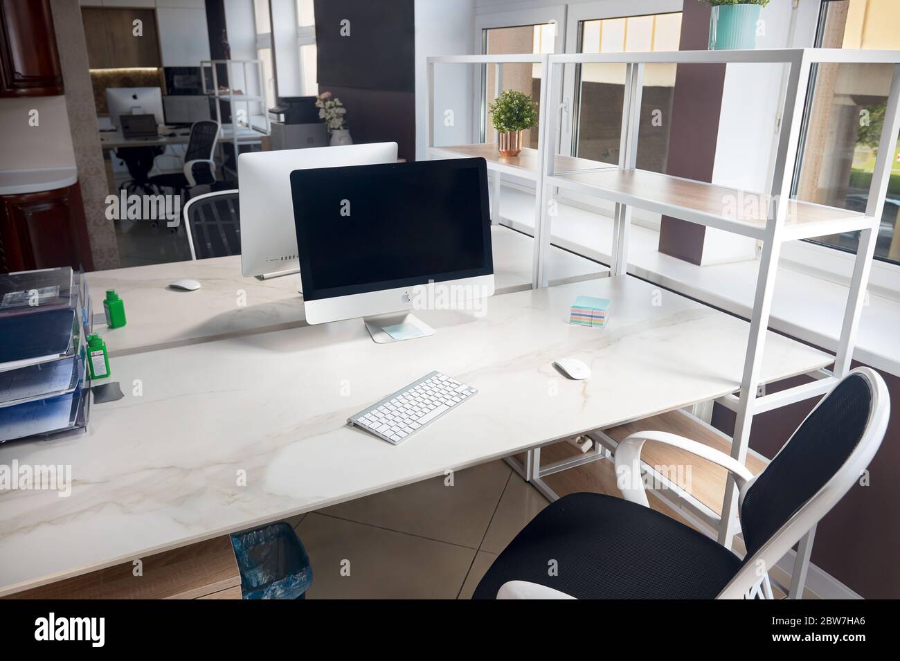GRODNO, BIELORUSSIA - MAGGIO 2020: Due iMac Apple in un tavolo da ufficio con display vuoti con piano in gres, moderno luogo di lavoro di ufficio alla moda in loft sty Foto Stock