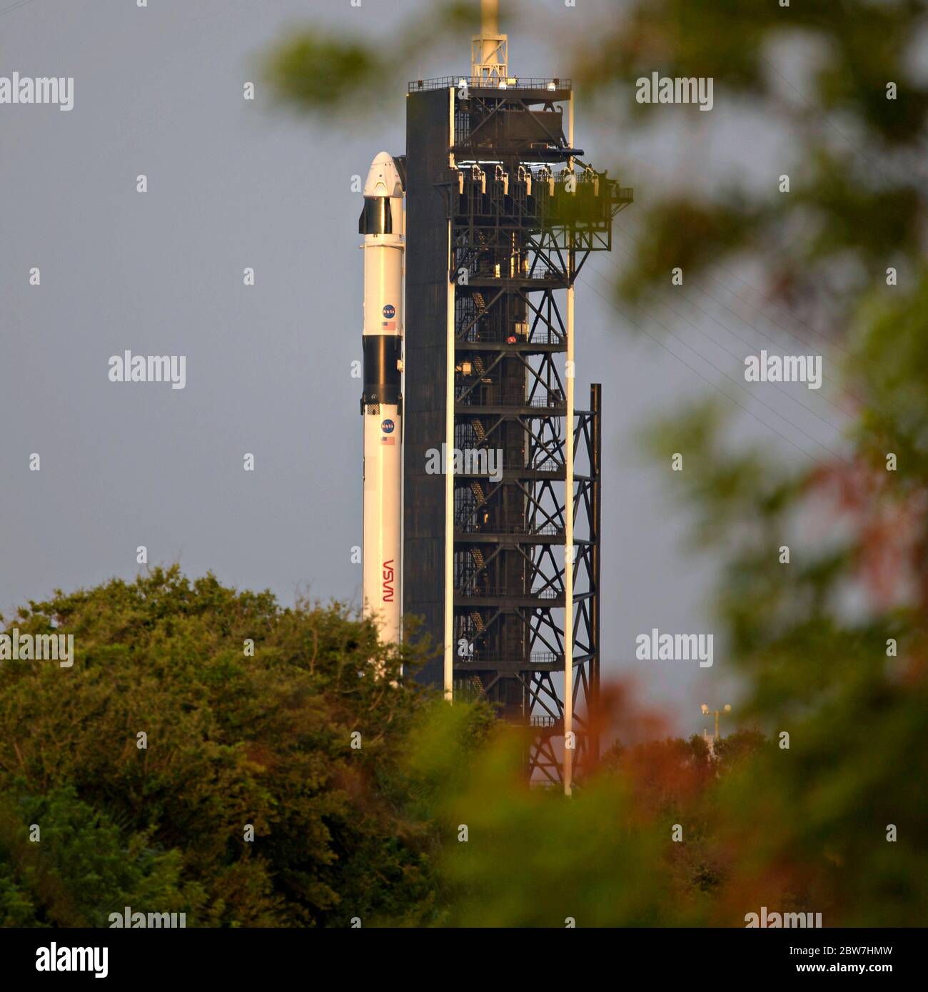 Il razzo SpaceX Falcon 9 che porta la navicella spaziale Crew Dragon al complesso di lancio 39A al Kennedy Space Center 27 maggio 2020 a Cape Canaveral, Florida. La missione SpaceX Demo-2 della NASA farà un secondo tentativo al lancio del 30 maggio come primo lancio commerciale che porterà astronauti alla Stazione spaziale Internazionale. Foto Stock