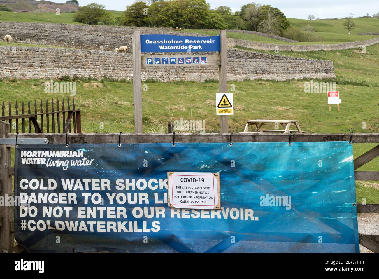 Il parco auto del lago artificiale Grassholme e l'area picnic sul lato dell'acqua sono rimasti chiusi nonostante le restrizioni governative siano state allentate 2 settimane prima, Lunedale, Foto Stock