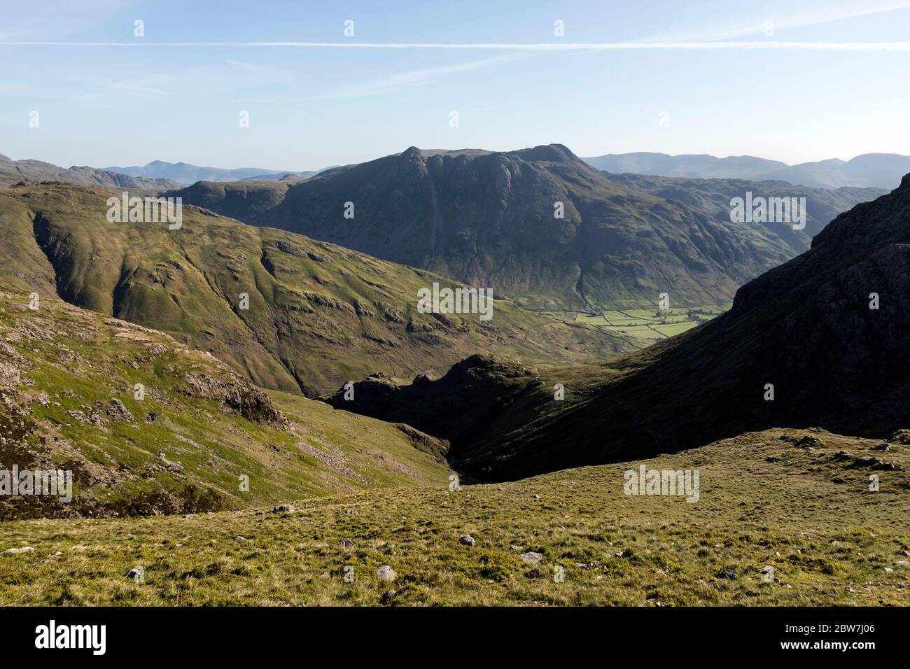 The Langdale Pikes dal capo di Browney Gill, sotto Cold Pike, Lake District, Cumbria, Regno Unito Foto Stock