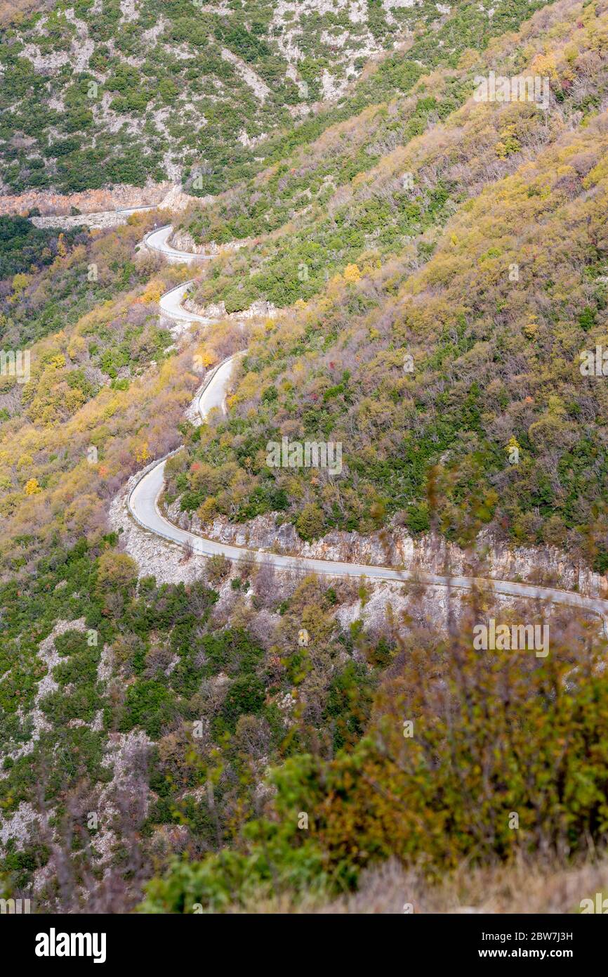 Strada vuota di montagna curvy, regione di Xanthi, Grecia del Nord. Vista ad angolo alto, giorno frizzante del tardo autunno, fotografia di viaggio Foto Stock