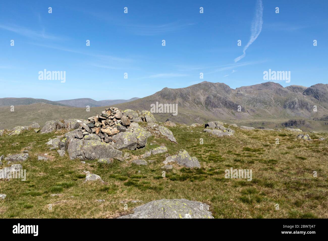 Il vertice di Hard Knott e la vista verso il lato sleight, SCA Fell e Scafell Pike, Lake District, Cumbria, Regno Unito Foto Stock