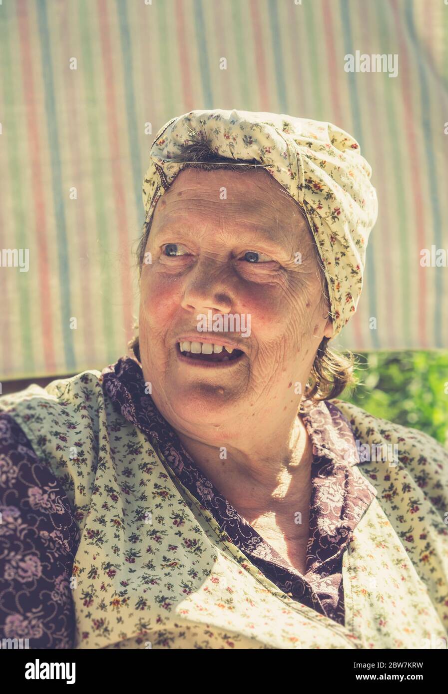 Primo piano donna degli anni '40, come casalinga vintage isolato all'aperto al sole nella giornata di lavaggio della lavanderia, 1940 seconda guerra mondiale evento estivo, Regno Unito. Donna in tute, sciarpa per il capo. Foto Stock