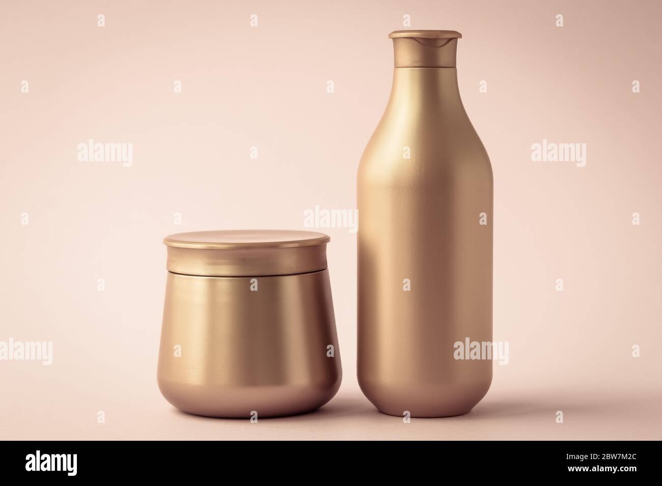 Articoli utilizzati per lavare e curare i capelli, come la maschera, shampoo. Set di bottiglie cosmetiche dorate e articoli da toeletta in bagno. Fiacon di plastica e ja Foto Stock