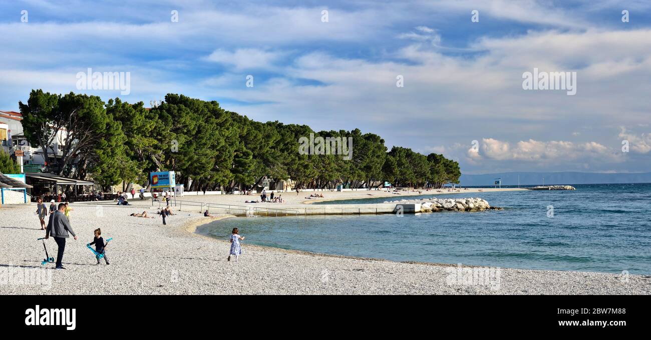 BASKA VODA, CROAZIA - 3 MAGGIO 2019 - le persone si divertono sulla spiaggia principale della città di Baska Voda. La riviera di Makarska in Croazia è famosa per il suo beau Foto Stock