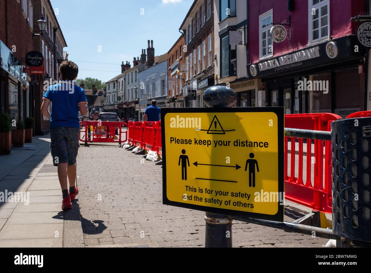 Segno sulla strada inglese alta, centro città, Hitchin, Hertfordshire, Regno Unito consigliando la distanza sociale a 2 metri durante la pandemia di Coronavirus COVID-19. 2020 Foto Stock