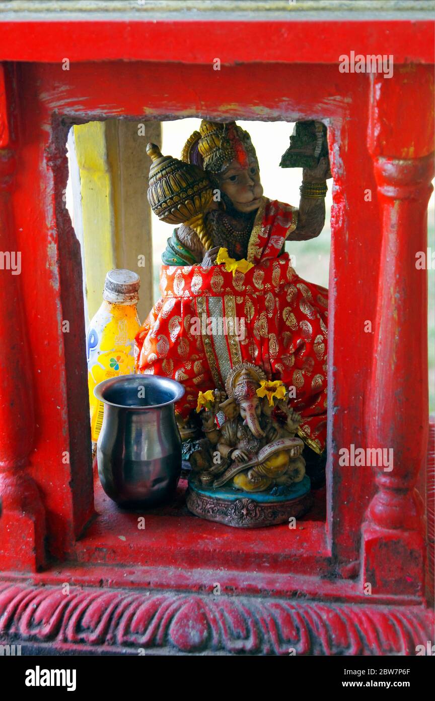 Piccole statue di Hanuman e Ganesha in un piccolo altare indù sulle spiagge di Mauritius. Questo tipo di altari sono molto comuni nella zona nord dell'isl Foto Stock
