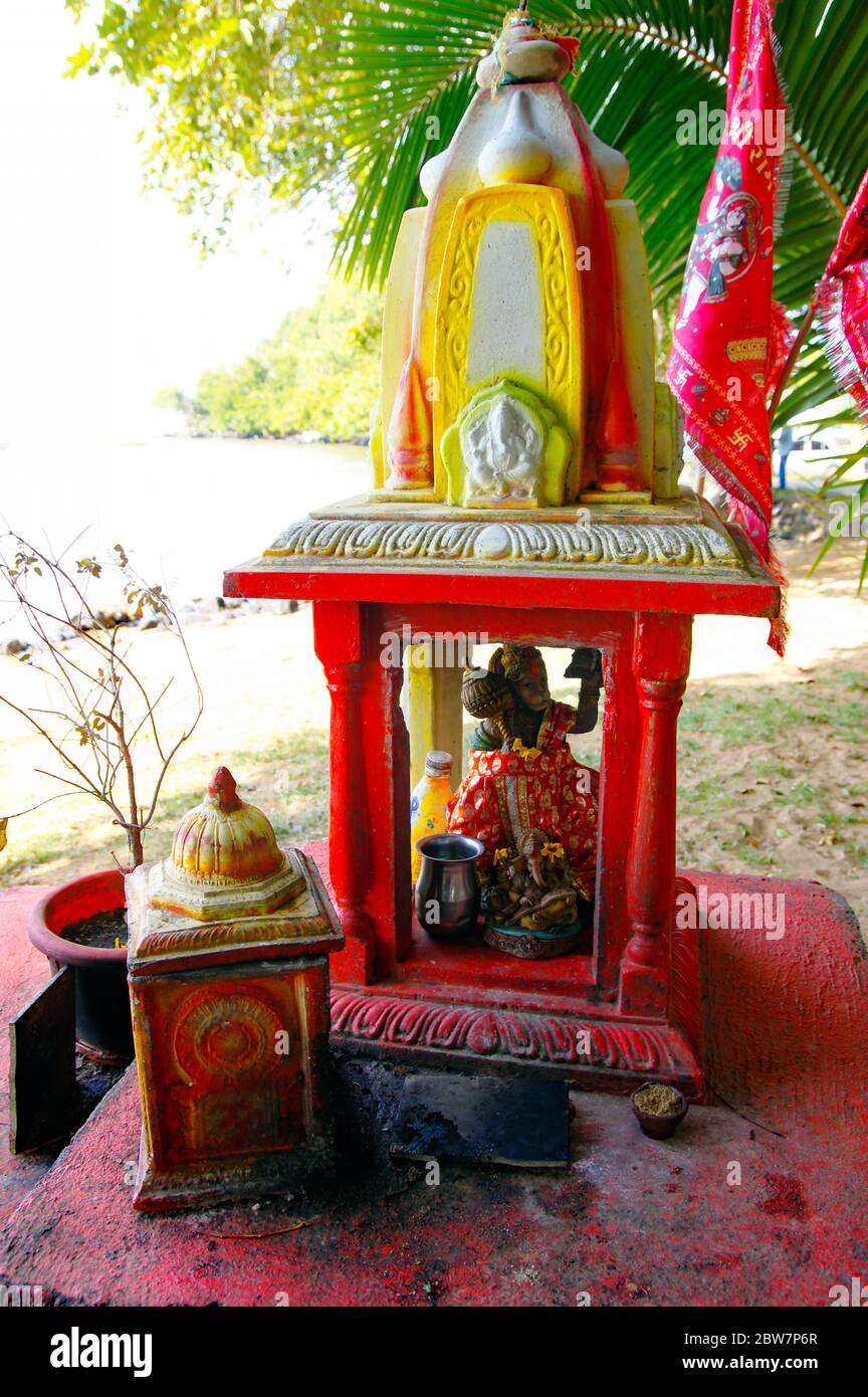 Piccole statue di Hanuman e Ganesha in un piccolo altare indù sulle spiagge di Mauritius. Questo tipo di altari sono molto comuni nella zona nord dell'isl Foto Stock
