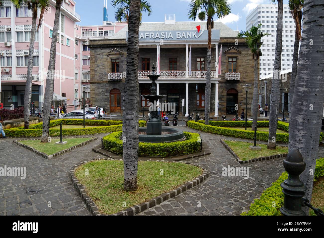 Port Louis, Mauritius - 16 agosto 2018: Centro bancario e gli edifici a Port Louis, capitale di Mauritius, Africa orientale con un'alta collina verde in Foto Stock