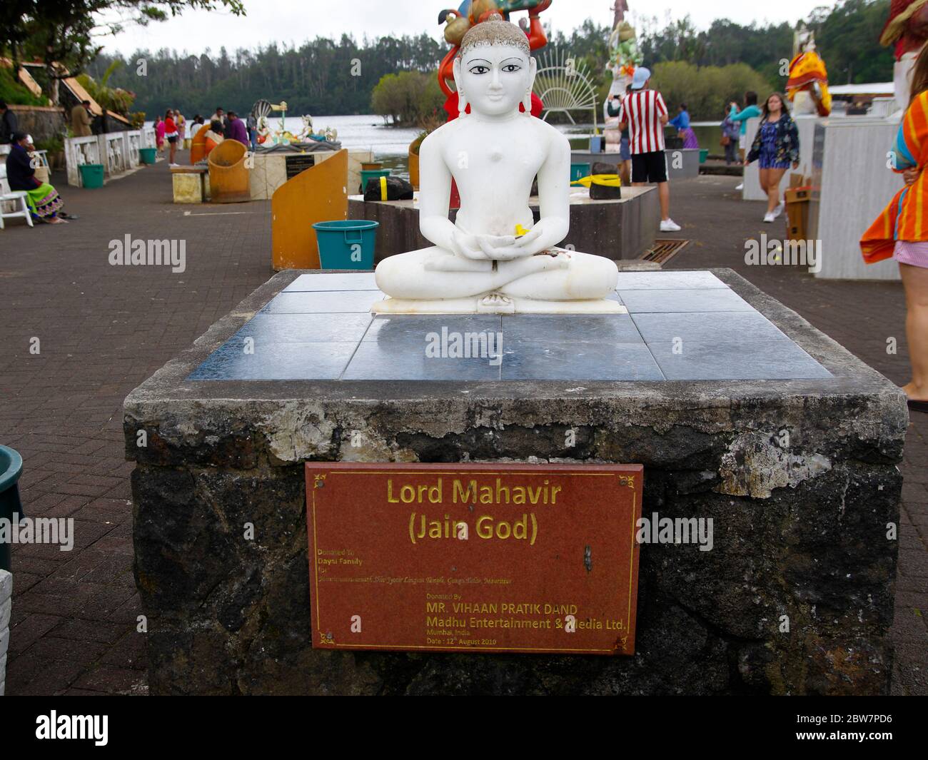 MAURITIUS - 18 AGOSTO 2018: Statua di Signore Mahavir a Grand Bassin - templi indù di Mauritius. Il Grand Bassin è un lago di cratere sacro, uno dei più importanti Foto Stock