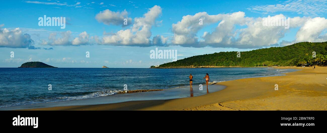 BASSE-TERRE/GUADALUPA - 12 GENNAIO 2019: Persone che prendono il sole nel tramonto sulla bellissima Plage De la Perle a basse-Terre sull'isola di Guadalupa Foto Stock