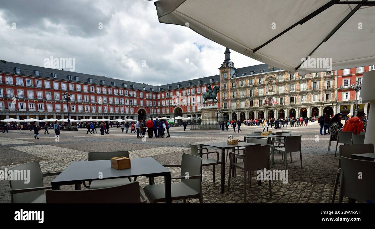 MADRID / SPAGNA - 11 APRILE 2019 - Plaza Mayor a Madrid, una delle piazze più famose della capitale spagnola. Foto Stock