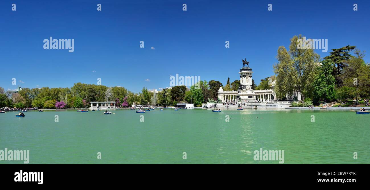 MADRID / SPAGNA - 12 APRILE 2019 - Monumento ad Alfonso XII nei Giardini del Buen Retiro (Parque del Buen Retiro), il parco principale della città di Madri Foto Stock