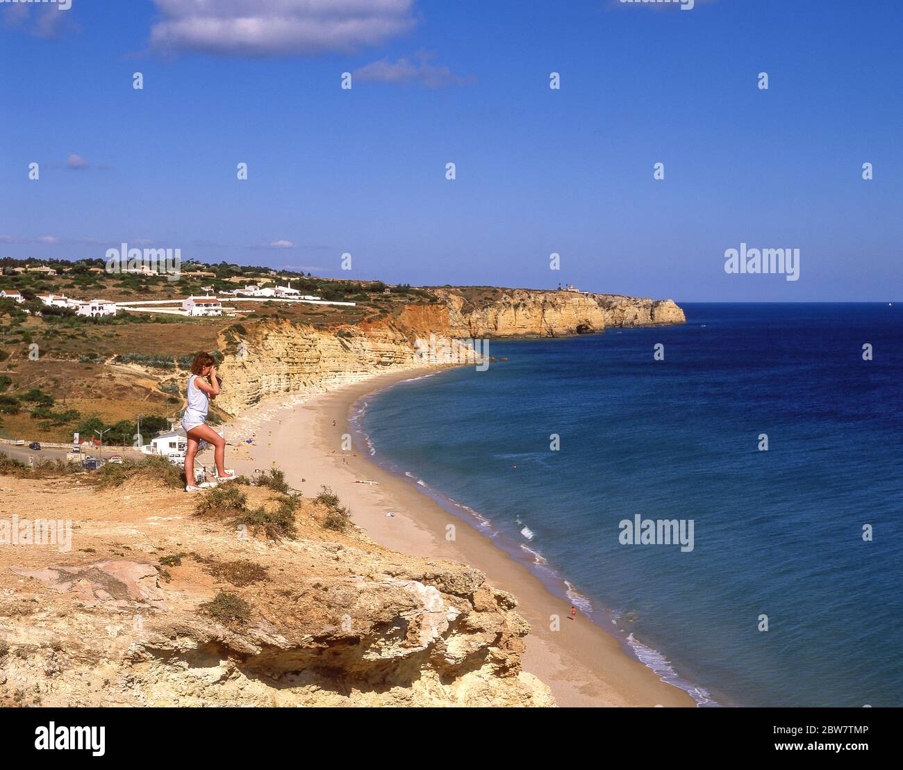 Spiaggia e vista costiera, Praia de Luz, comune di Lagos, Distretto di Faro, Regione dell'Algarve, Portogallo Foto Stock
