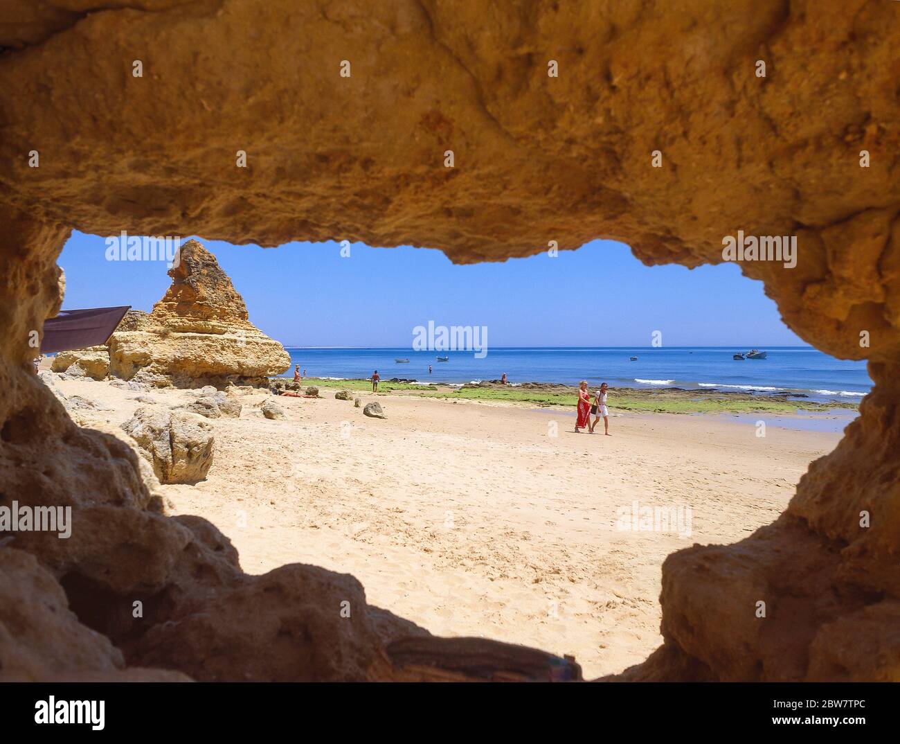 Vista sulla spiaggia dalla grotta, Praia Dona Ana, Lagos, comune di Lagos, Distretto di Faro, Regione di Algarve, Portogallo Foto Stock