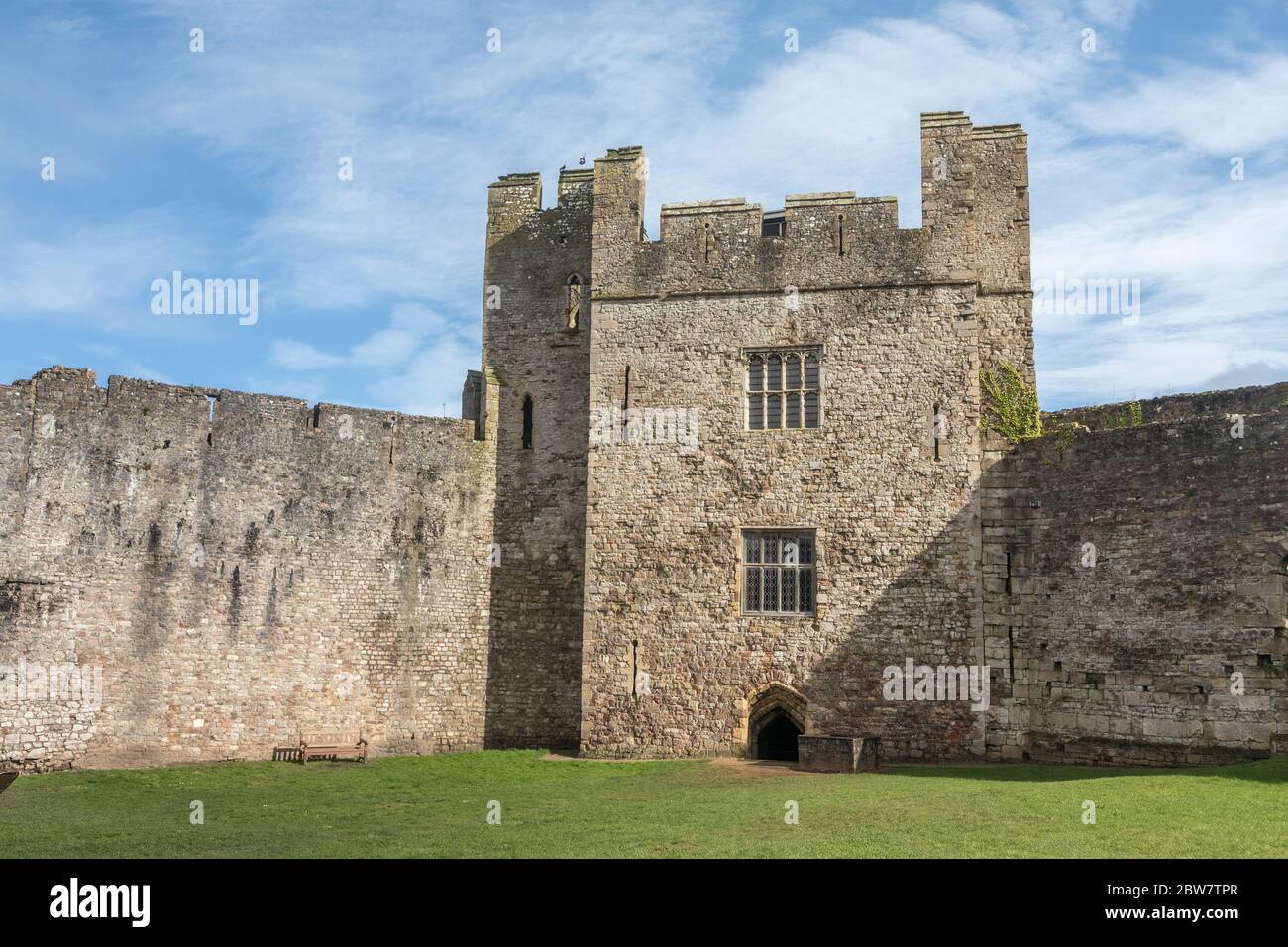 Marten's Tower dal Lower Courtyard, Chepstow Castle, Galles, Regno Unito Foto Stock