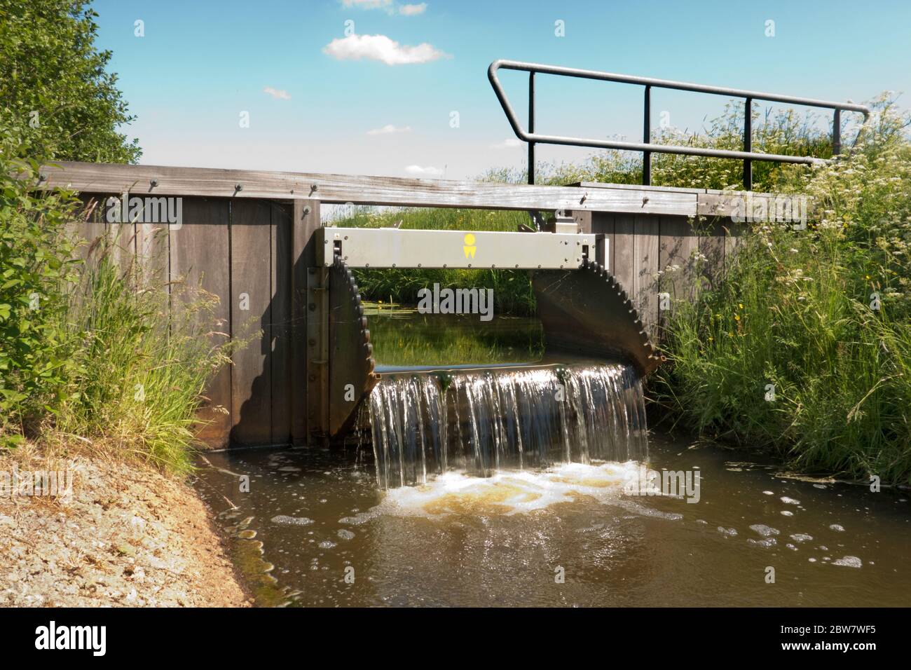 Piccola diga di traboccamento in un fiume per controllare il livello dell'acqua in una riserva naturale Foto Stock