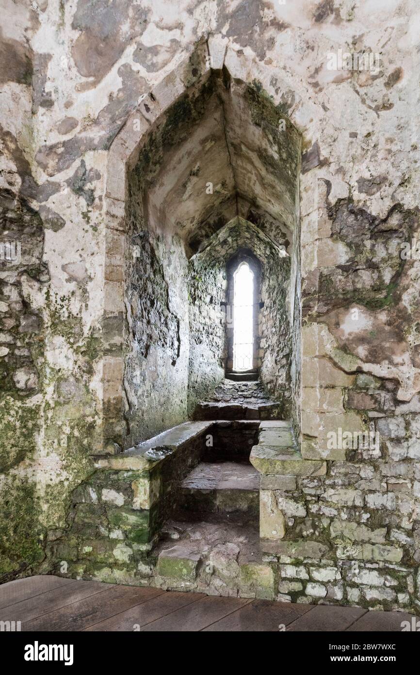 Sedili in pietra e finestre, Castello di Chepstow, Galles, Regno Unito Foto Stock