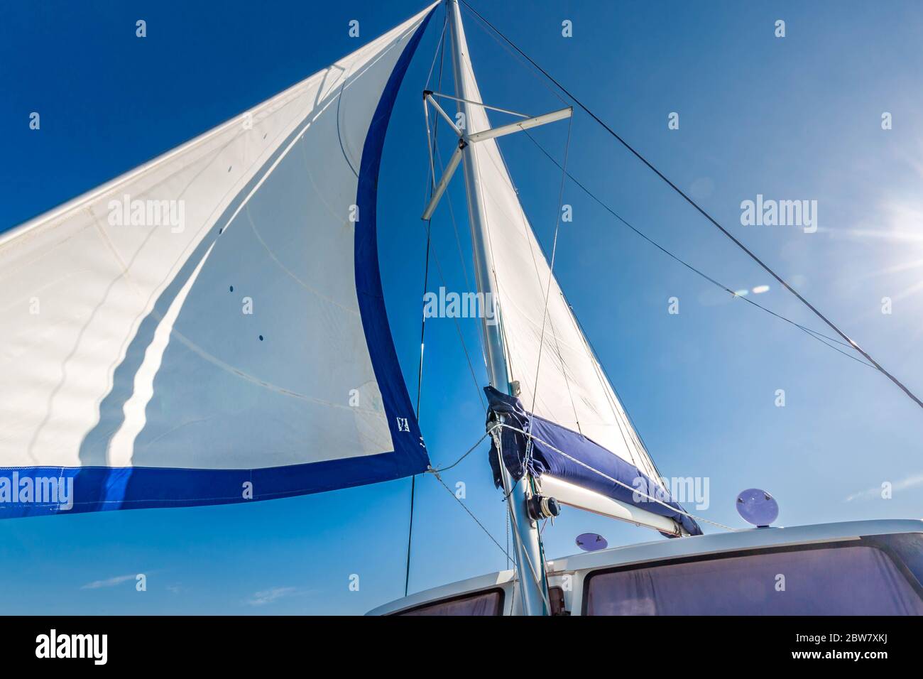 Vele di uno yacht a vela nel vento. Concetto ricreativo estivo Foto Stock