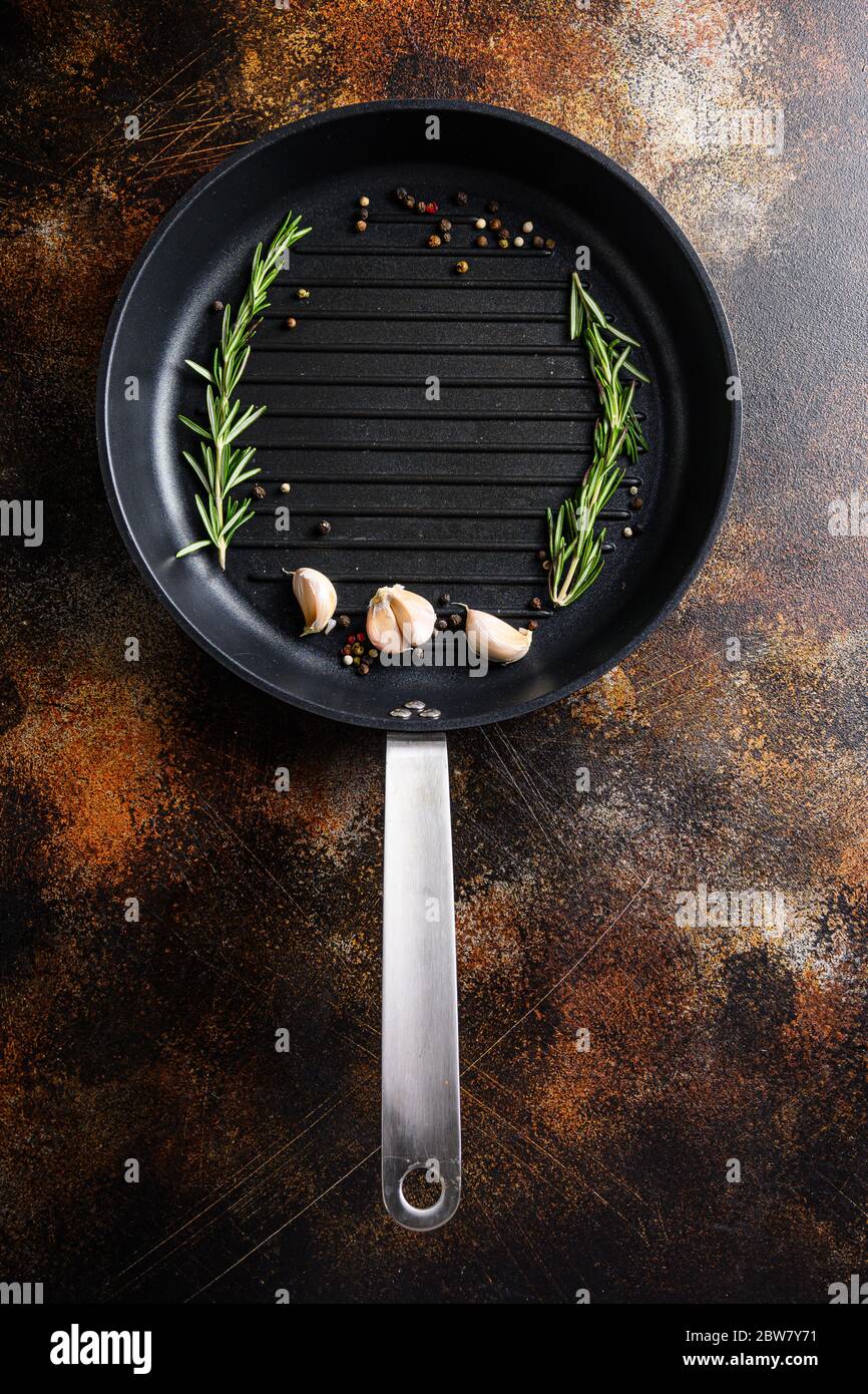 grigliate con barbecue, padella o padella su superfici rustiche di metallo con erbe per cucinare il concetto di vista dall'alto per testo o oggetti. Foto Stock