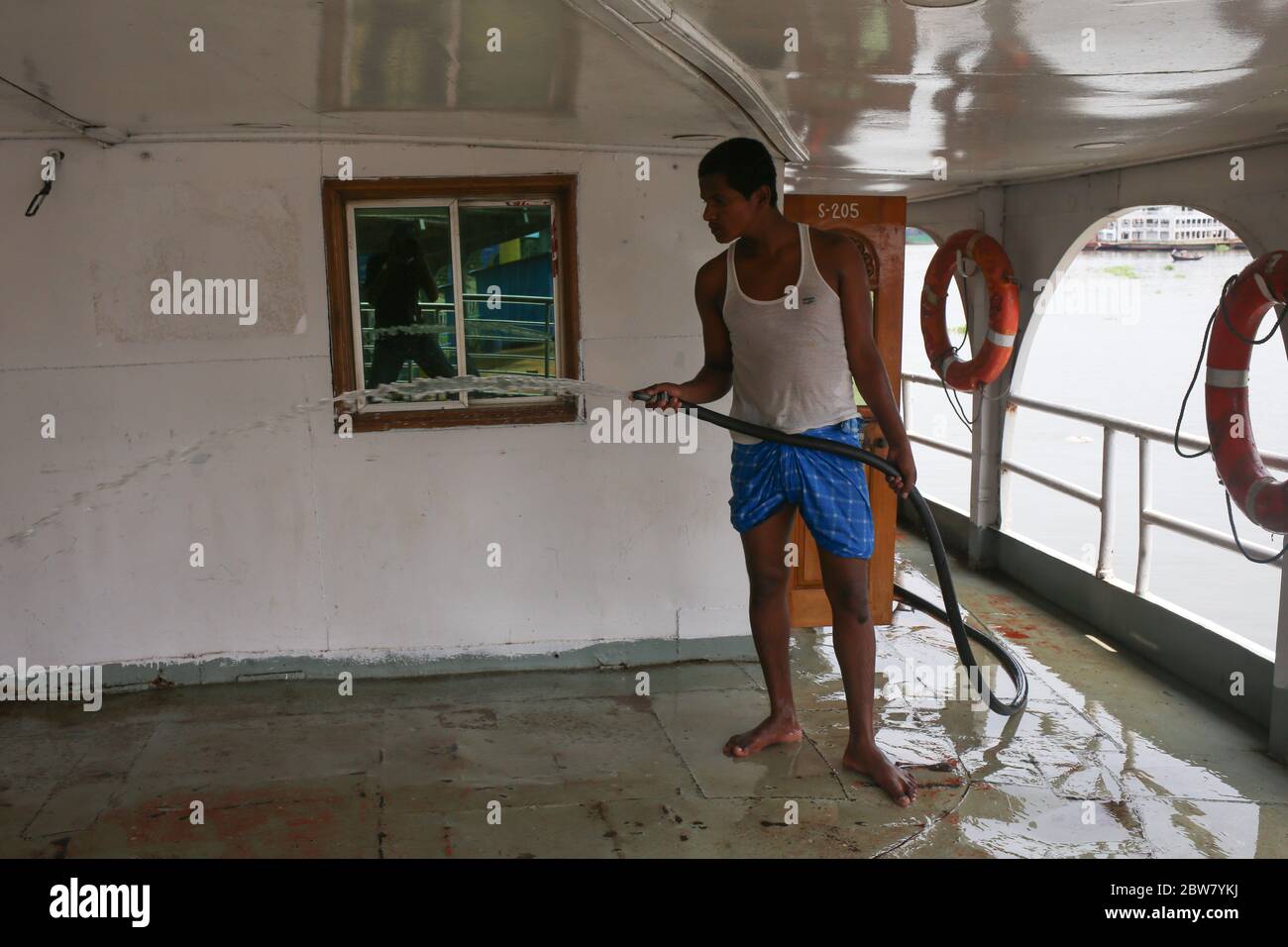 Dhaka, Dhaka, Bangladesh. 30 maggio 2020. I lavoratori stanno lavando il lancio al terminal di lancio di Sadarghat, mentre il governo ha deciso di aprire tutti i tipi di trasporti pubblici in una certa misura dal 31 maggio 2020 al 15 giugno 2020. Credit: Md. Rakibul Hasan/ZUMA Wire/Alamy Live News Foto Stock