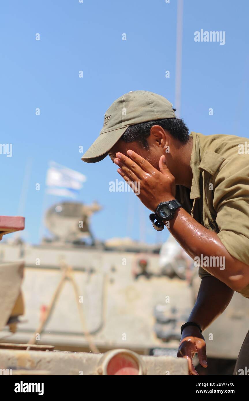 israele del sud 3 agosto 2014 soldati israeliani vicino al confine di gaza durante un conflitto Foto Stock