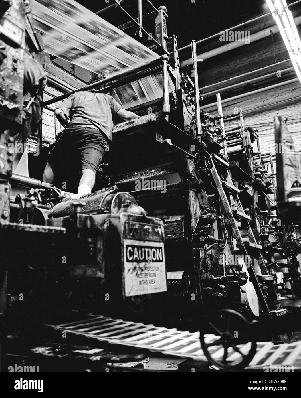 Uomo che lavora in una fabbrica di giornali Foto Stock