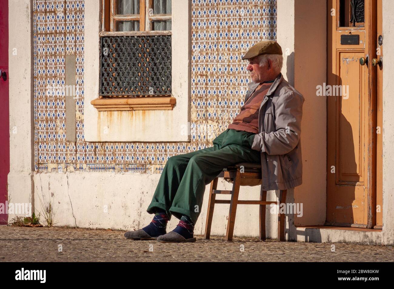 Un vecchio seduto sulla sedia a Foz do Douro, Porto, Portogallo Foto Stock