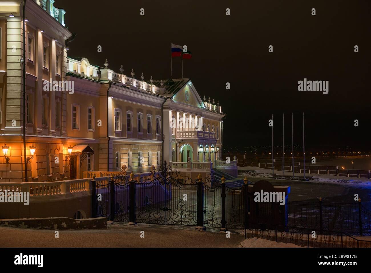 KAZAN, RUSSIA - 3 GENNAIO 2020: Serata invernale al Cremlino di Kazan. Edificio di uffici nel Cannon Yard con luci notturne. Kazan, Tatarstan, Russia Foto Stock