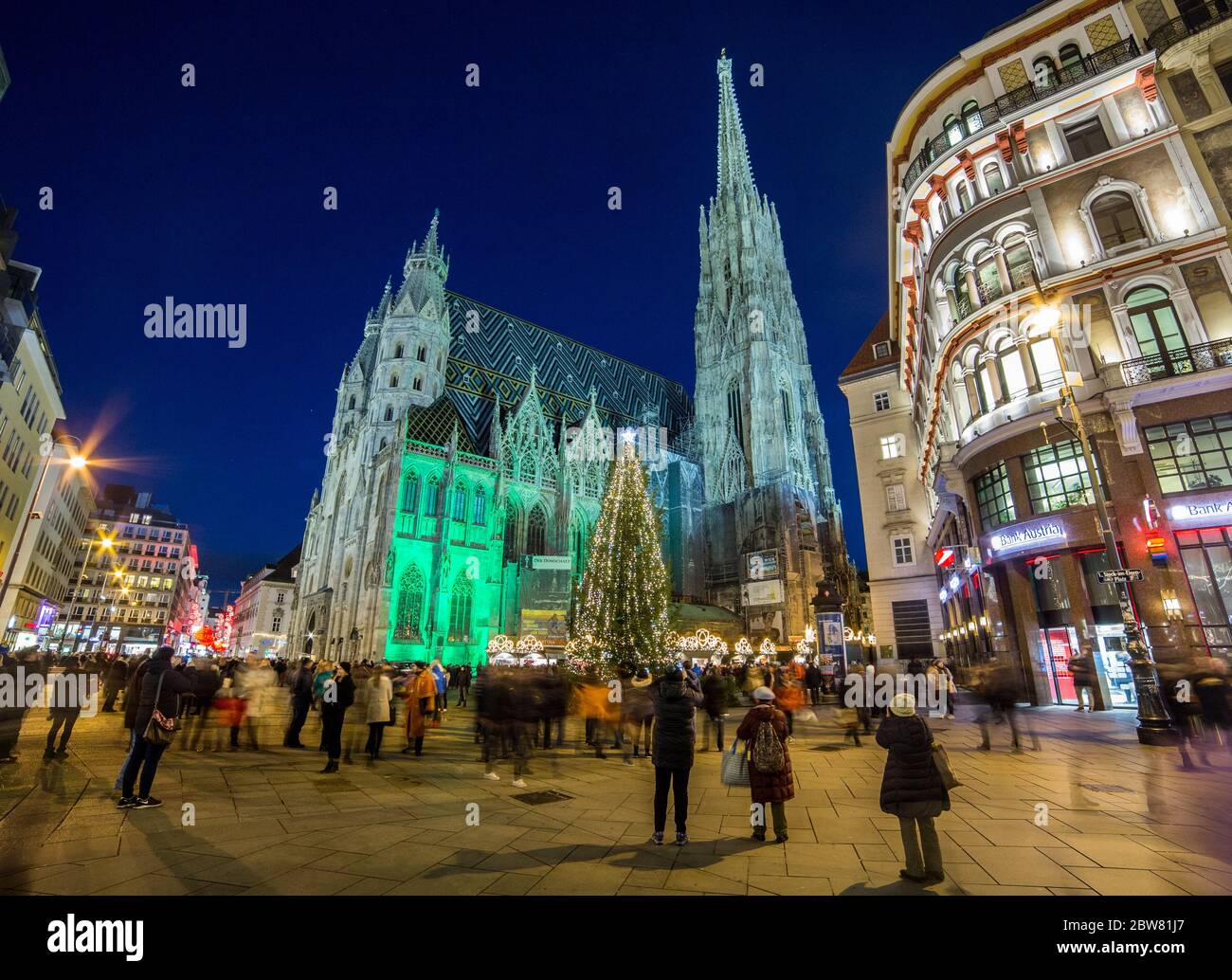 VIENNA, AUSTRIA - 2 DICEMBRE 2016: Cattedrale di Santo stefano (Stephandsdom) a Natale. Si possono vedere grandi quantità di persone. Foto Stock