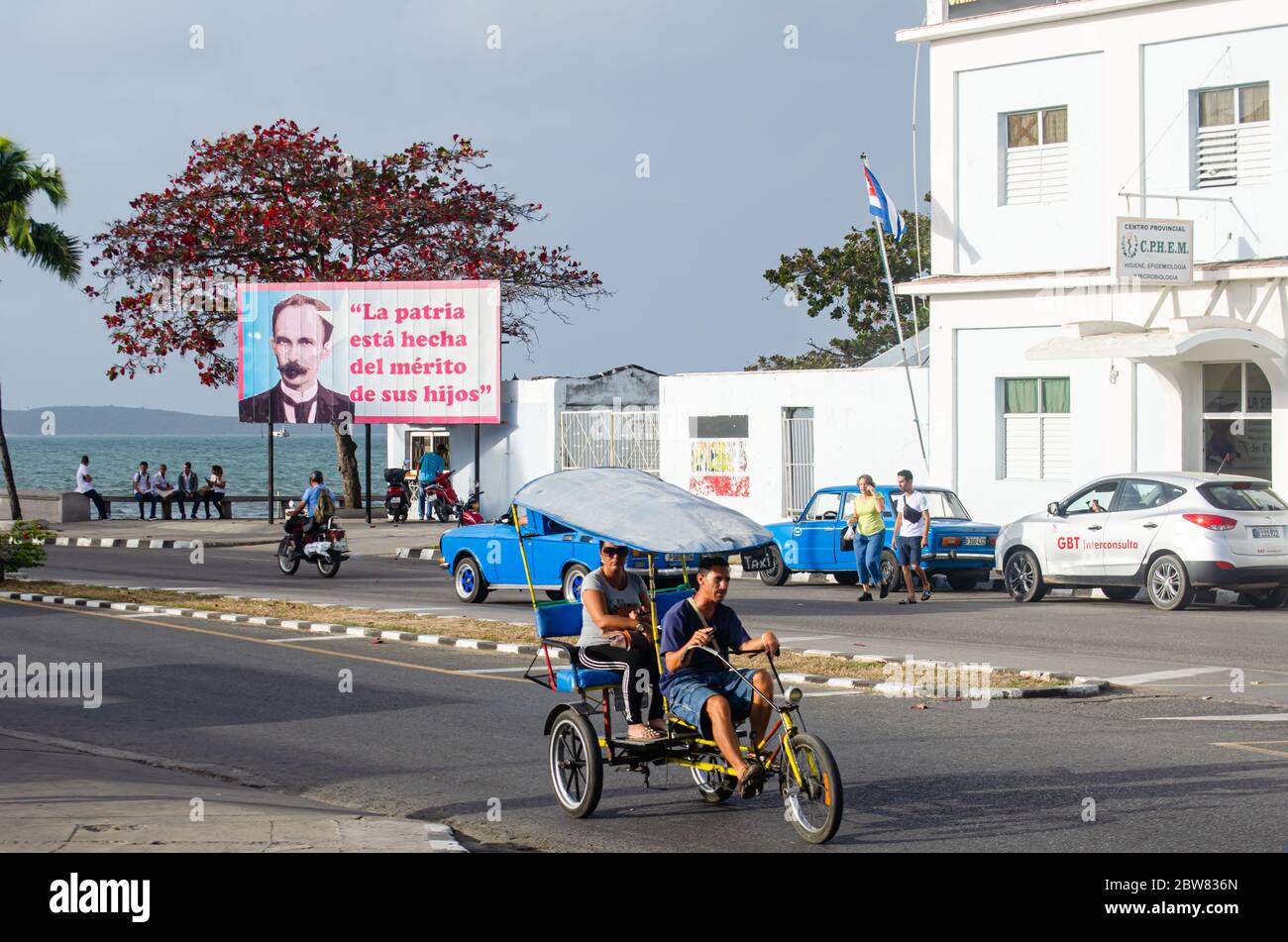 Scena tipica a Cienfuegos, intorno al famoso Malecon Foto Stock