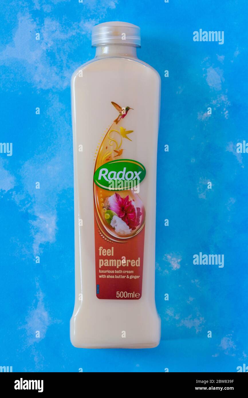 Bottiglia di crema da bagno di lusso Radox Feel coccolata con burro di karité e zenzero su sfondo blu Foto Stock