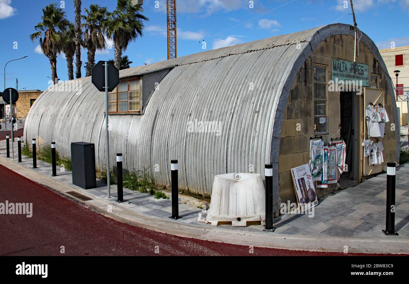 TA QALI CRAFT VILLAGE, MALTA - 8 NOVEMBRE 2019: Una vecchia capanna Nissen è usata come punto vendita al dettaglio Foto Stock