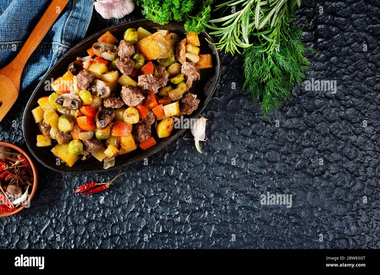 verdure fritte con funghi e polpette Foto Stock