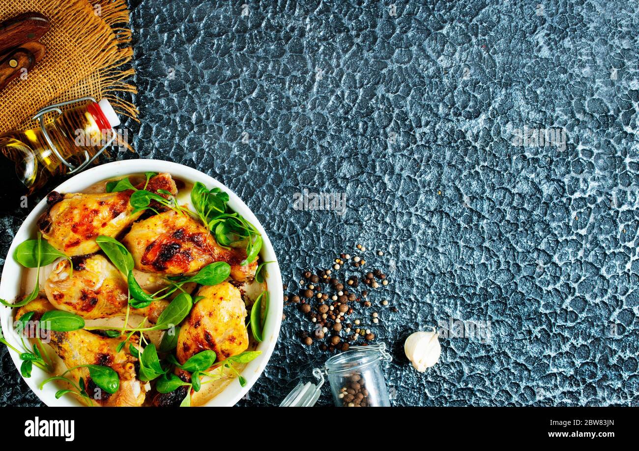 cosce di pollo sul piatto, cosce di pollo fritte con spinaci Foto Stock