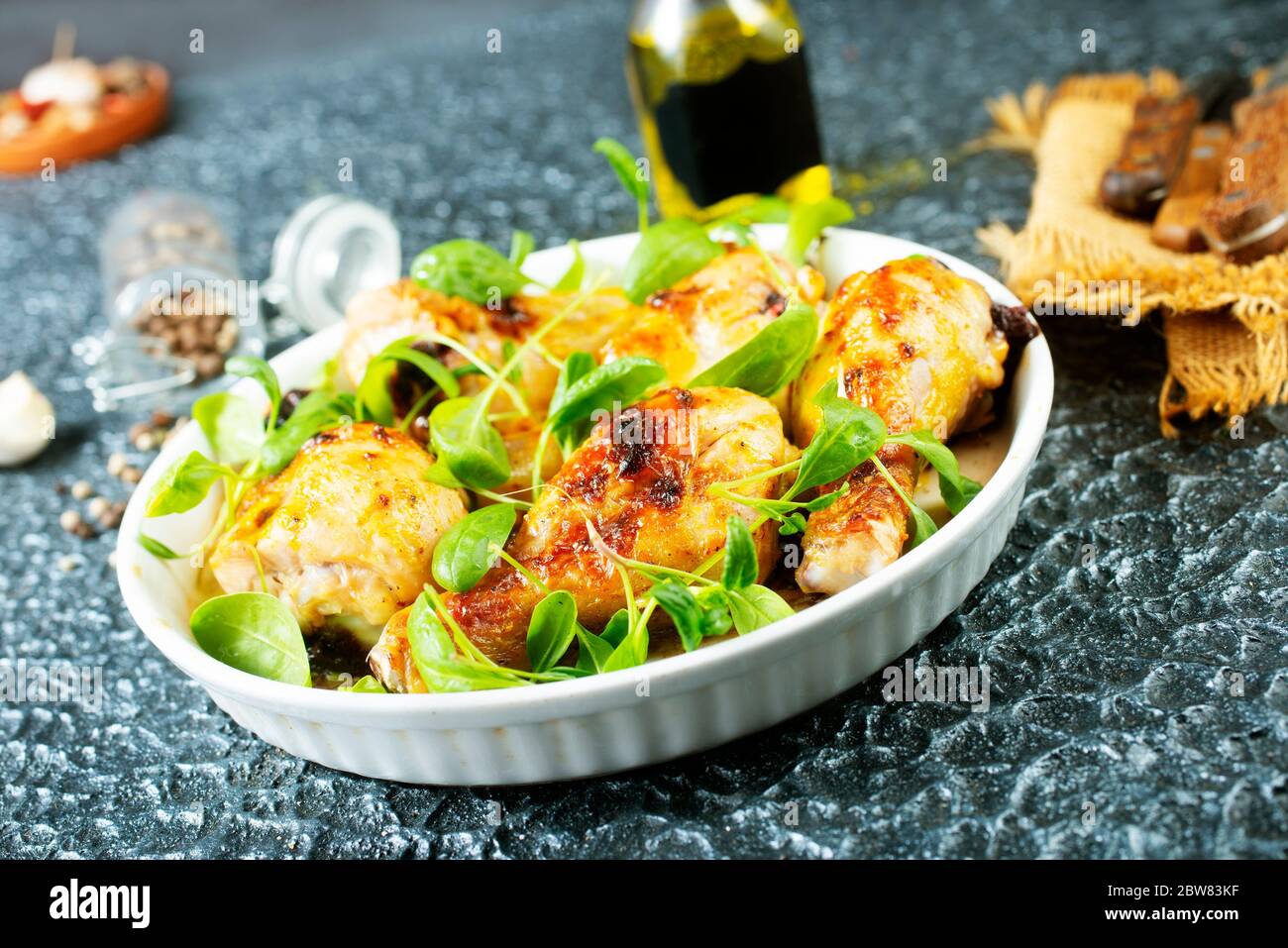 cosce di pollo sul piatto, cosce di pollo fritte con spinaci Foto Stock