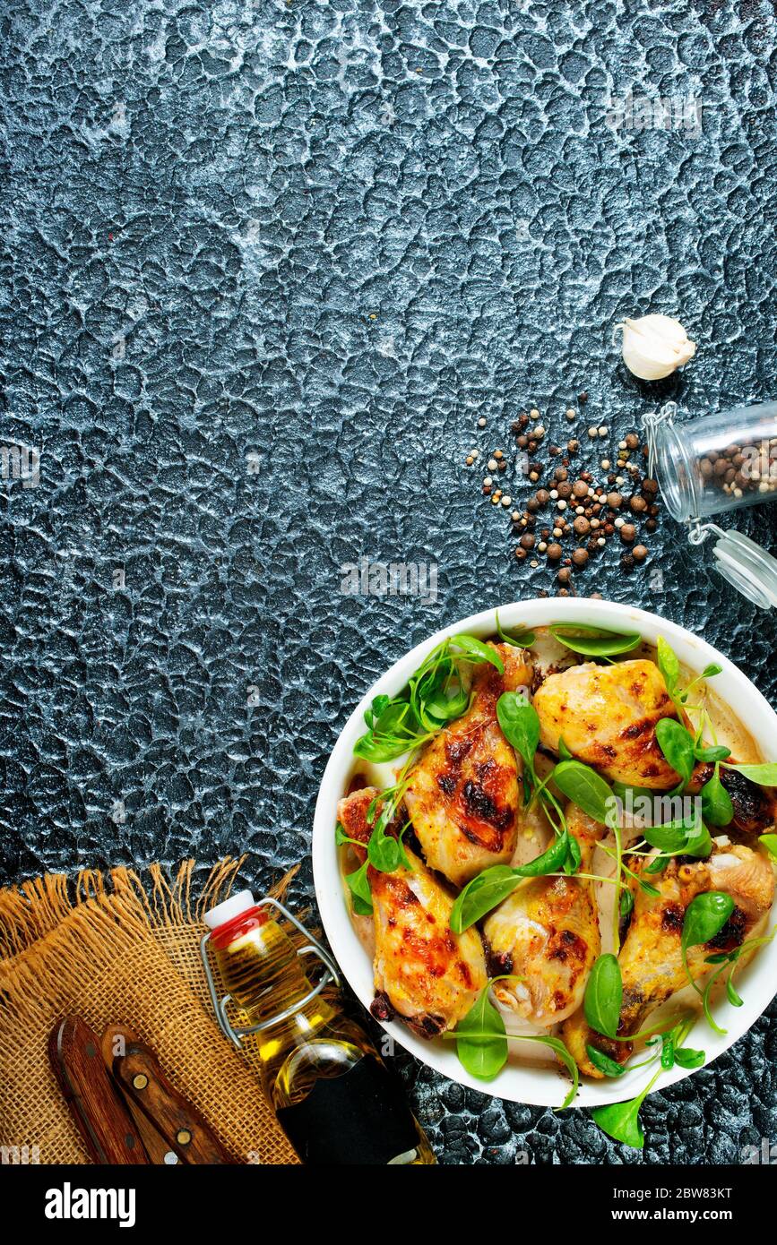 cosce di pollo sul piatto, cosce di pollo fritte con spinaci Foto Stock