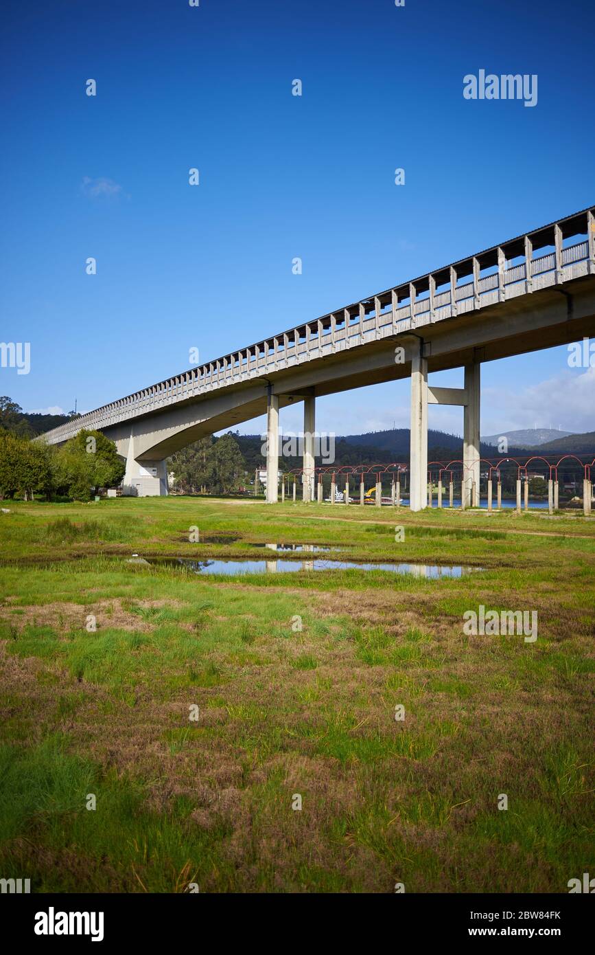 Estuario vicino a un'autostrada in Galizia Foto Stock