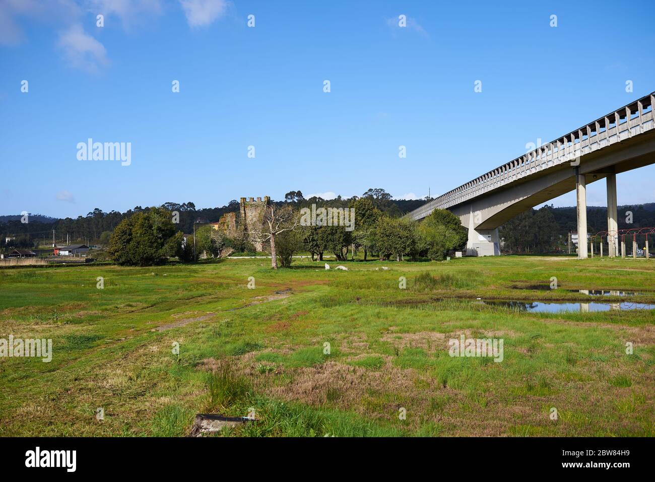 Estuario vicino a un'autostrada Foto Stock