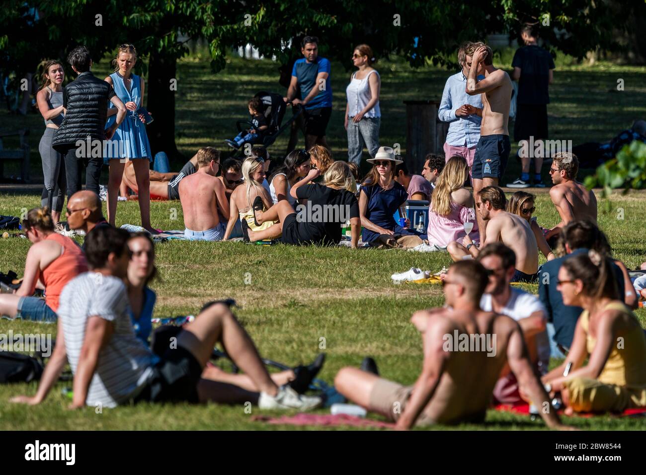 Londra, Regno Unito. 30 maggio 2020. I grandi gruppi si rilassano e si incontrano, sotto la guida, nel St James Park, mentre il sole riparte. Il "blocco" continua per l'epidemia di Coronavirus (Covid 19) a Londra. Credit: Guy Bell/Alamy Live News Foto Stock