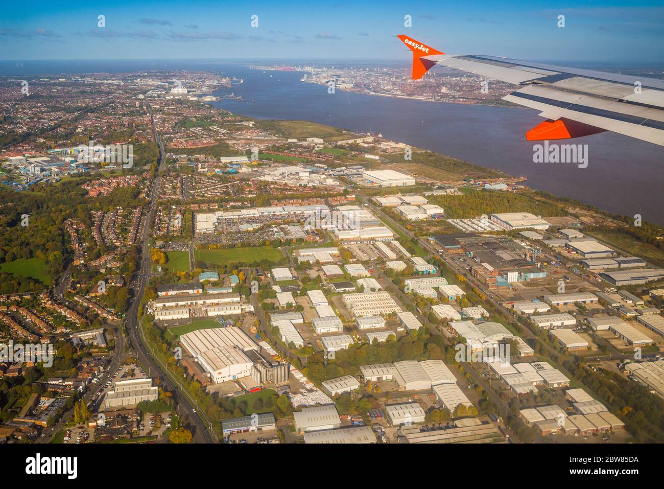 Facile volo in jet flying sul fiume Mersey per l'aeroporto John lennon di Liverpool, Merseyside, Liverpool, Inghilterra, Regno Unito Foto Stock