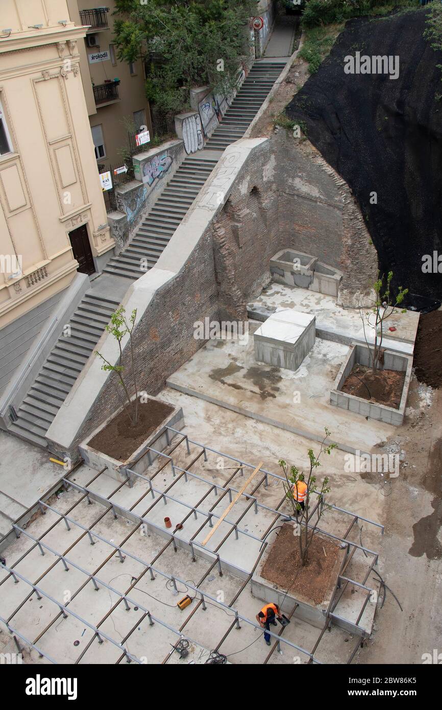 Belgrado, Serbia - 21 maggio 2020: Lavoratori edili che lavorano in cantiere sotto il ponte di Karadjordjeva progetto di ricostruzione stradale, hi Foto Stock